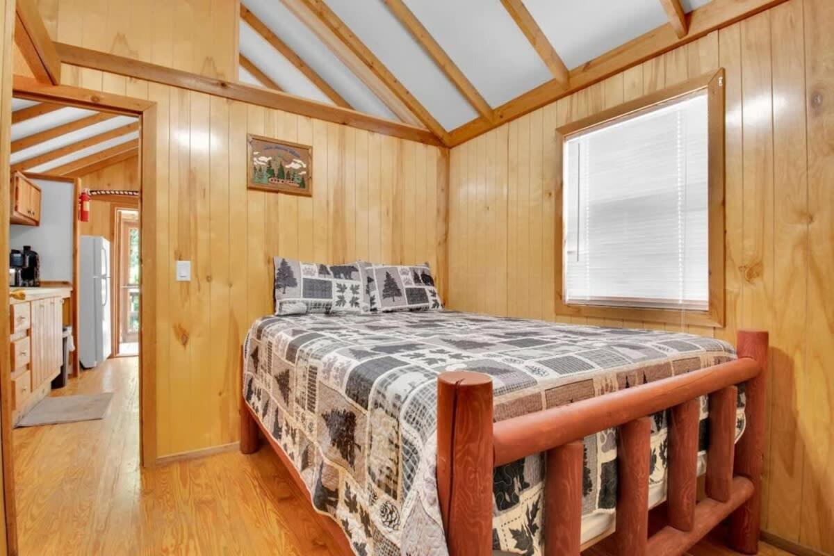 Charming Log Cabin In Блумингтон Экстерьер фото
