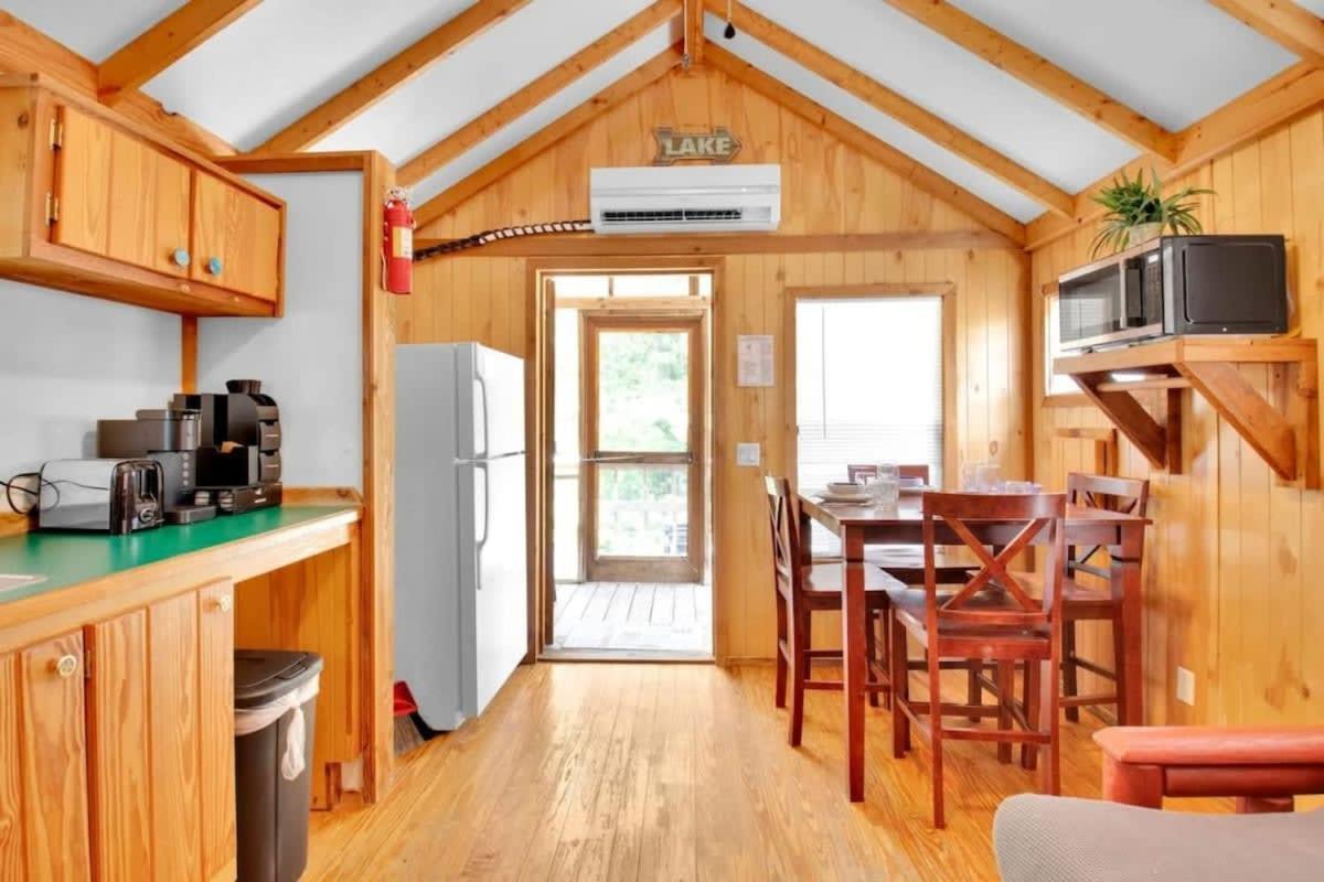 Charming Log Cabin In Блумингтон Экстерьер фото